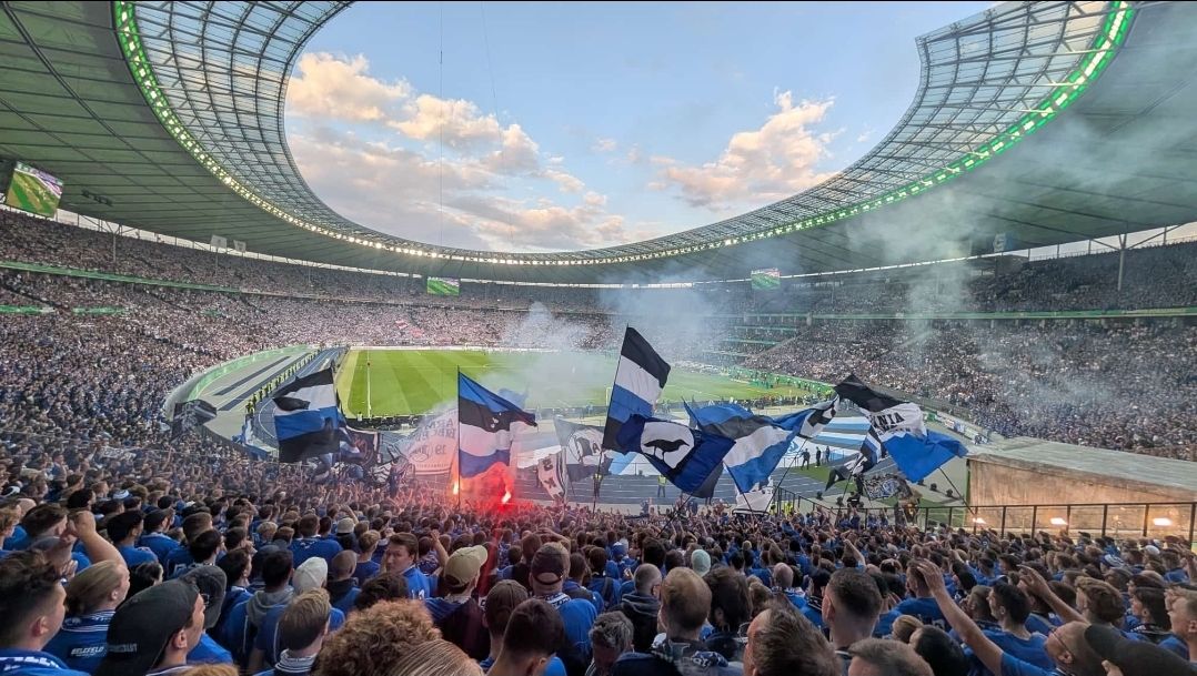 Aufnahme aus der Fankurve des Arminia Bielefeld